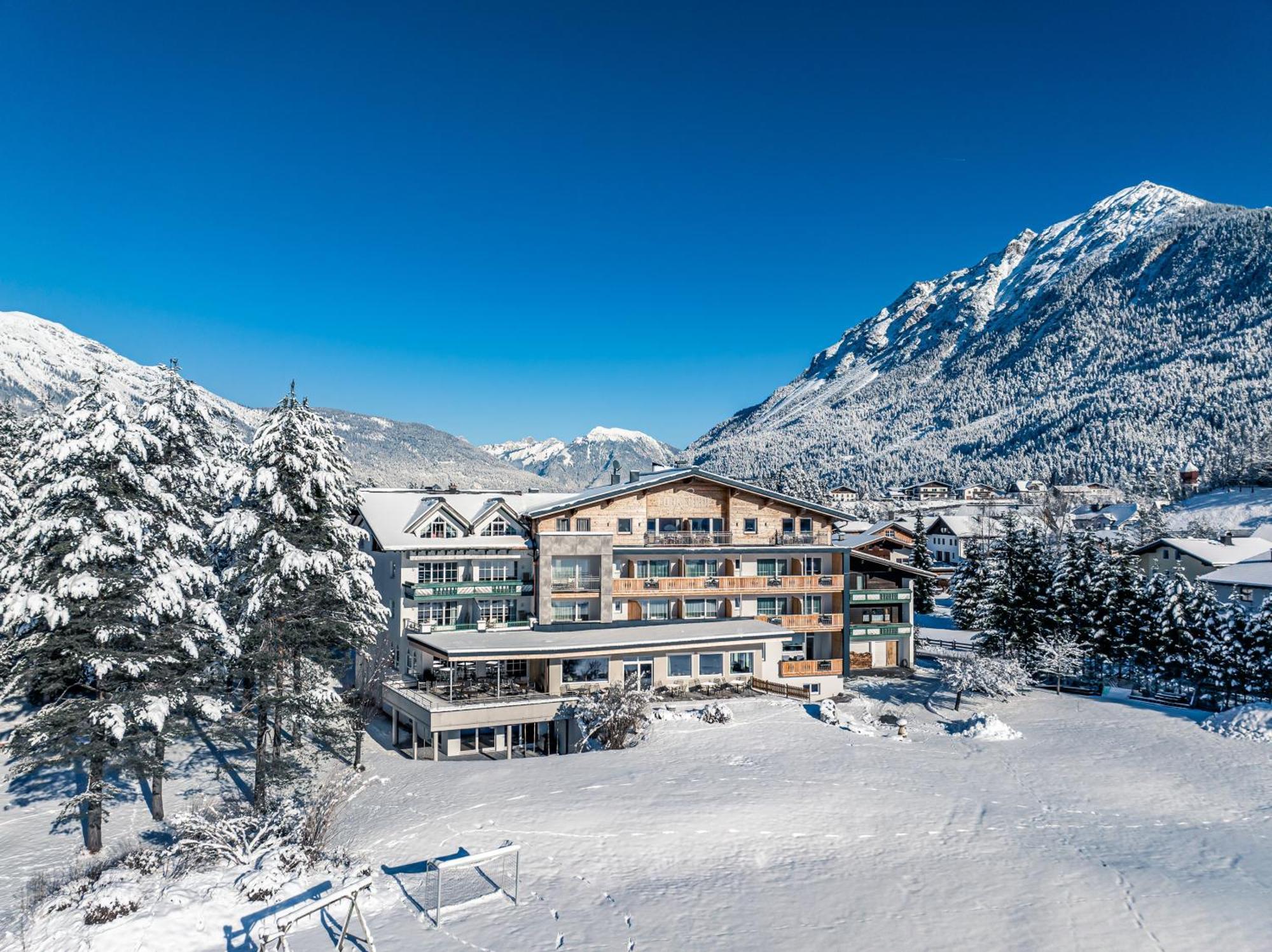 Hotel Foehrenhof Stanzach Exterior photo